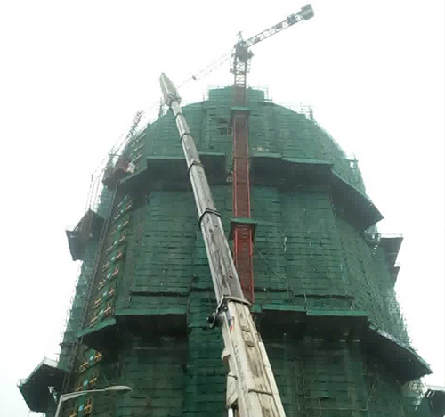 宁河吊车在工地上作业